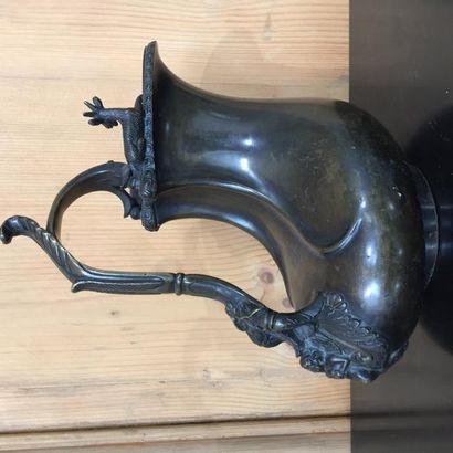 null Aquamanile en bronze patiné orné de biches, feuillages et putti.

XIXème siècle...