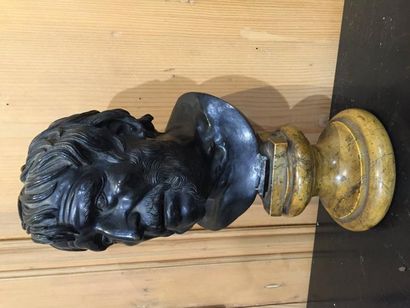 null Sénèque, tête en bronze patiné à l’antique sur socle en marbre.

XIXème siècle,...