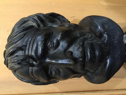 null Sénèque, tête en bronze patiné à l’antique sur socle en marbre.

XIXème siècle,...