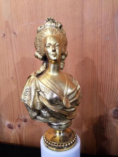 null Marie-Antoinette, buste en bronze doré sur socle en marbre blanc.

XIXème siècle.

H.28.5...