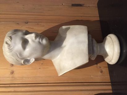null Auguste, buste de l’empereur en marbre blanc sur pied tourné.

XIXème siècle.

H....
