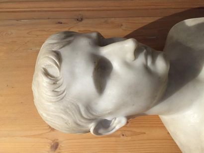 null Auguste, buste de l’empereur en marbre blanc sur pied tourné.

XIXème siècle.

H....