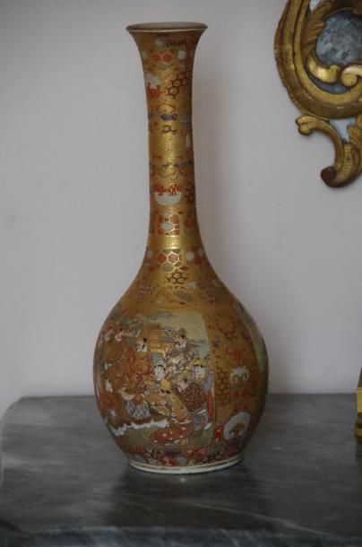  Satsuma, paire de grands vases balustres à long col, décor polychrome à scènes animées...