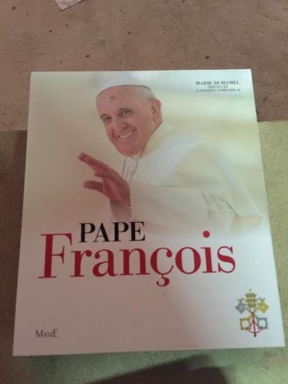 Un lot de livres : Le Pape François, Molière...