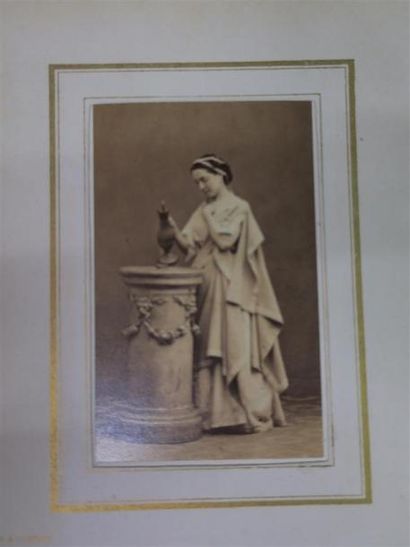 null [GLUCK]. Album de photographies. [1861]. Reliure en chagrin vert, estampé, avec...