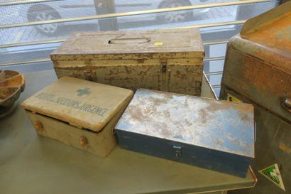null Trois boîtes en métal vintage, dont boîte de secours 