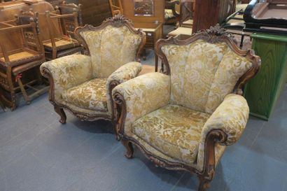 null Une importante paire fauteuils style Louis XV garnitures à décor de fleurs ...
