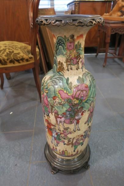 null Vase en grès de Nankin, à décor de cavaliers, monture en bronze patiné, h 69...