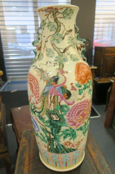 null Chine, vase en porcelaine, à décor de volatiles et pivoines, h 56 cm 