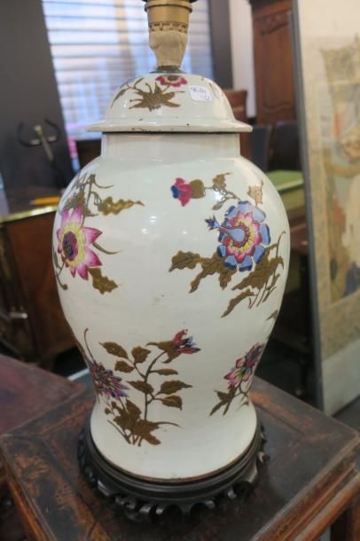 null Chine, vase couvert en porcelaine, à décor floral, en l'état, h 48 cm 