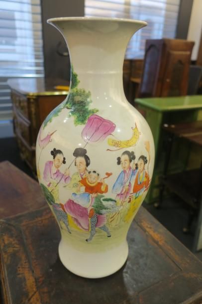 null Chine, vase en porcelaine, à décor de scène animée, personnages avec cerf-volants,...