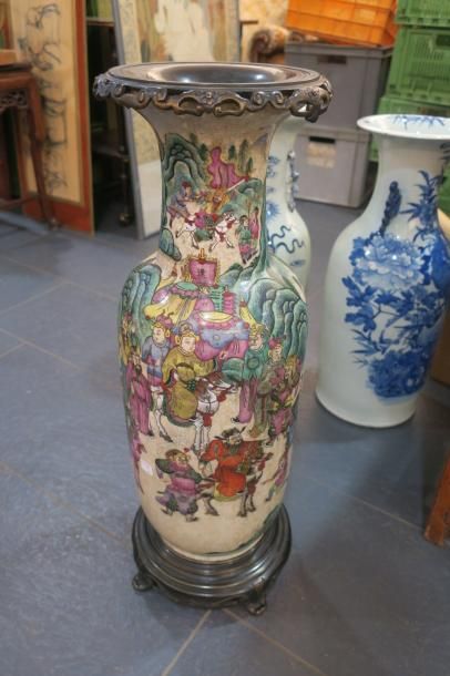 null Vase en grès de Nankin, à décor de cavaliers, monture en bronze patiné, h 69...