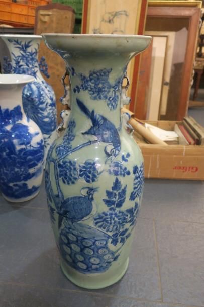 null Chine, vase en porcelaine céladon, à décor de cailles h 59 cm