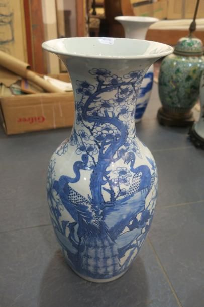 null Chine , vase en porcelaine à décor de paons, h 46 cm