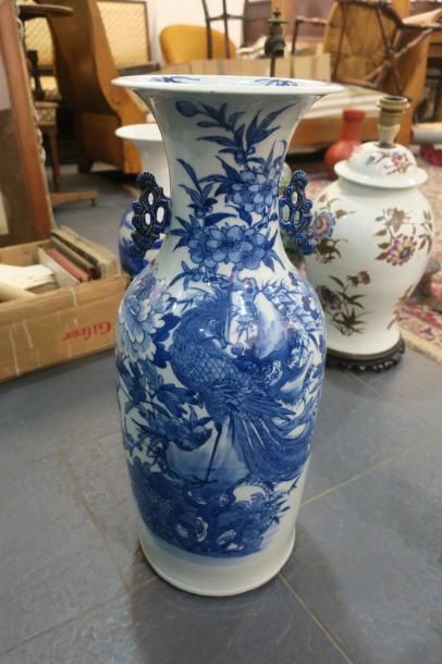null Chine, vase en porcelaine à décor de paon, h 58 cm