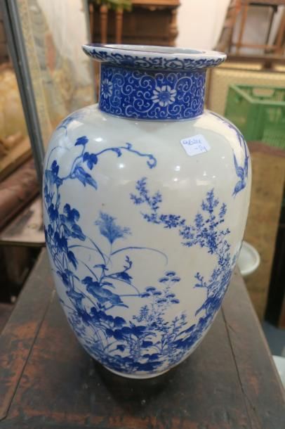 null Chine, vase en porcelaine, à décor oiseaux branchés, en l'état, h 38 cm 