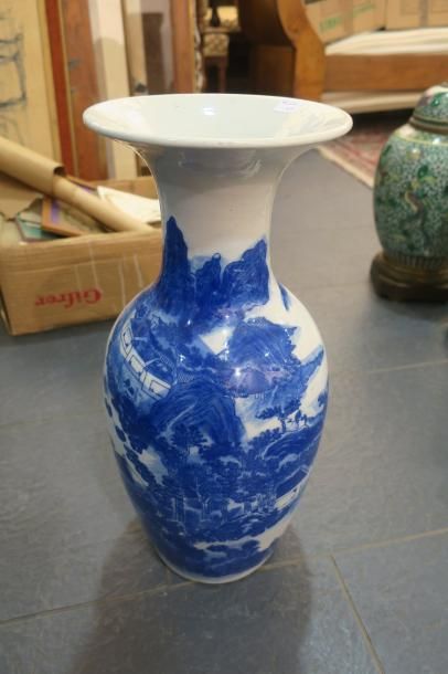 null Chine, vase en porcelaine, à décor de paysage lacustre animé, h 45 cm 