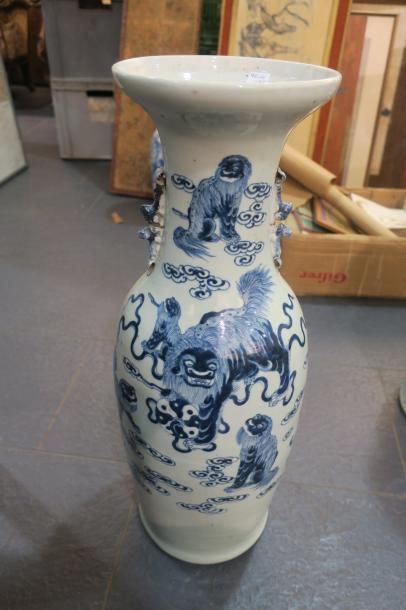 null Chine, vase en porcelaine, à décor de chien de Fo, h 61 cm
