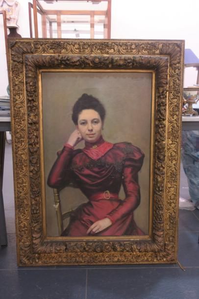 null Ecole française. Portrait de femme en robe rouge. Huile sur toile. Accidents....