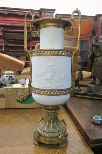 null Important vase en biscuit à décor à l'antique en bas relief monture en bronze...