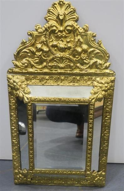 null Miroir à profil inversé en laiton repoussé, style Louis XIII. 