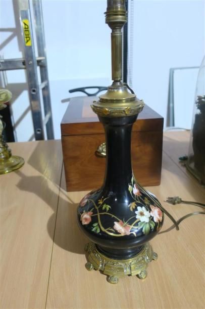 null Lampe en porcelaine noire aux rameaux de roses, monture en bronze, XIXème