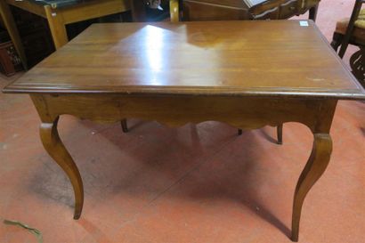 null Table de style Louis XV en bois fruitier et merisier sur pieds galbés