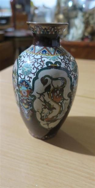 null Vase en émail cloisonné japonais à décor de phénix et dragons, XIXème, h 18...