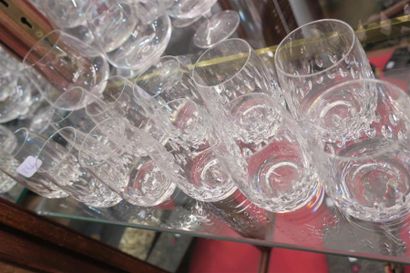 null Lot de verres à cognac diverses tailles, on joint 11 verres à vin cuit 