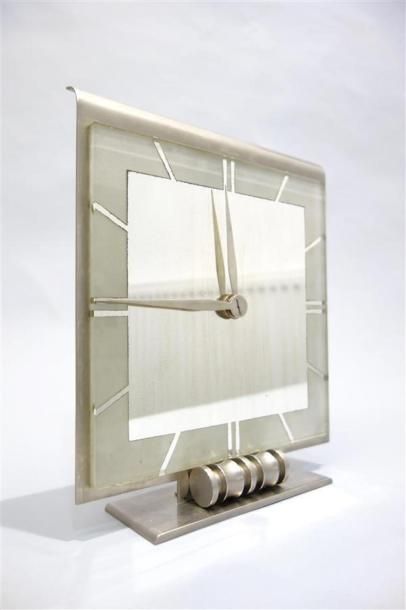 null Pendule de table moderniste en métal chromé et cadran en miroir. 
H. 27 cm