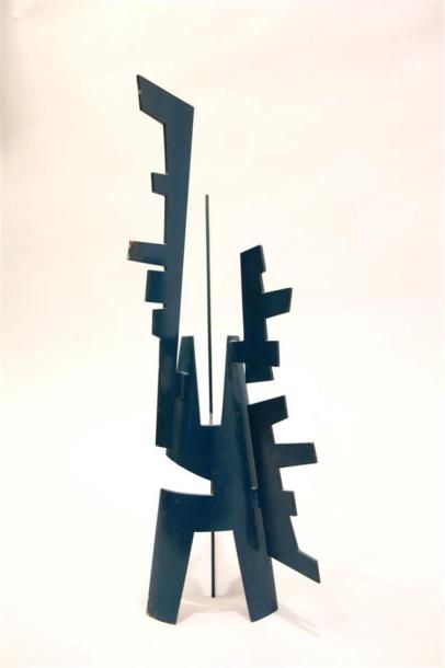 null Alain Lovato (né en 1943)
Sculpture " stabile " en métal laqué bleu. Signée....