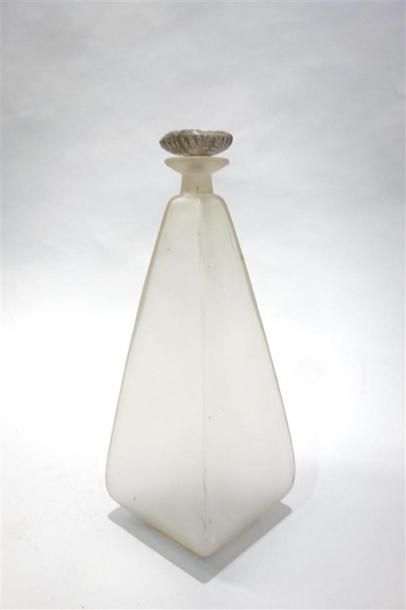 null René Lalique (1860-1940)
Carafe modèle " pyramidale " en verre blanc satiné...