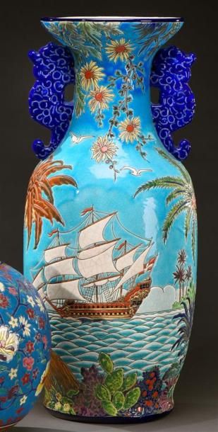 null Longwy
" Le beau voyage "
Vase de forme japonisante en émaux polychromes à décor...