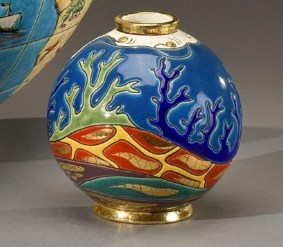 null Longwy. Vase de forme boule en céramique à émaux polychromes à décor stylisé....