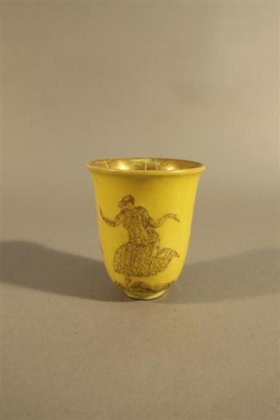 null Jean Mayodon (1893-1967)
Vase conique en céramique à fond jaune, décor en silhouette...