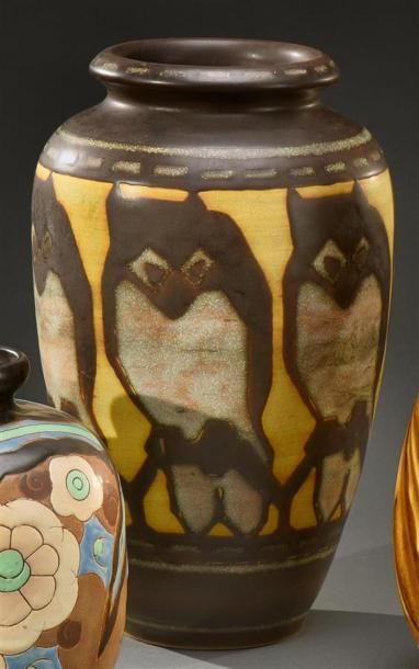 null Keramis
Vase de forme bombée à col ouvert en céramique polychrome à décor de...