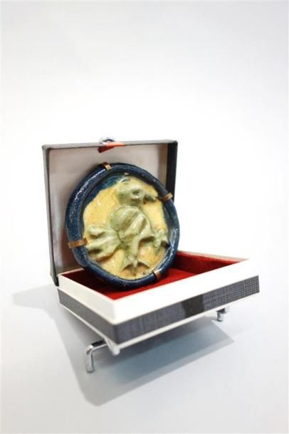 null Anne Dangar (1885-1951)
Médaillon en céramique polychrome à décor d'oiseau....