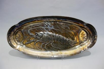 null Durousseau 
Grand plat ovale en métal argenté à décor en ronde bosse d'écrevisse...