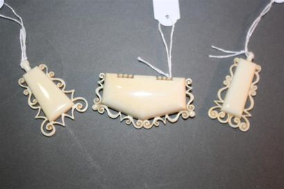 null Charles Charvet (1906-1974)
Une broche et deux pendentifs en ivoire à décor...