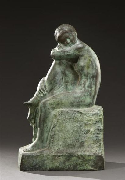 null Fernand David (1871-1926)
" Femme nue accroupie sur un rocher "
Bronze à patine...