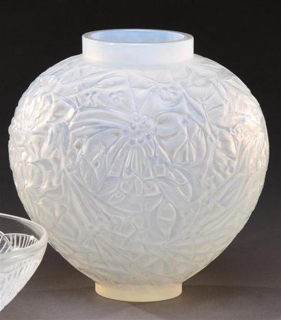 null René Lalique (1860-1945)
Vase modèle " Gui " en verre moulé pressé blanc opalescent....