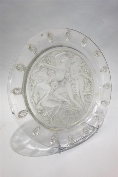 null René Lalique (1860-1945)
Grand plat rond modèle " Côte d'or " en verre moulé...