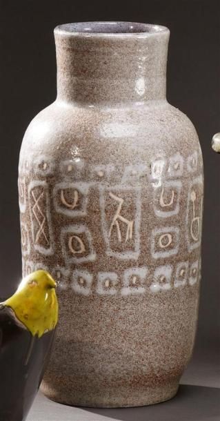 null Accolay
Vase de forme cylindrique en céramique beige jaspée à décor de signes...