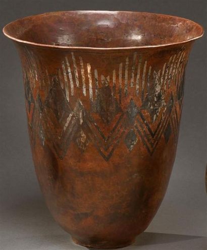 null Claudius Linossier (1893-1953)
Vase de forme conique en dinanderie à décor de...