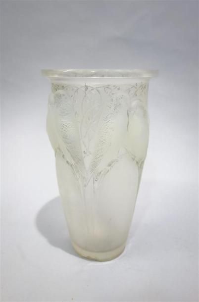 null René Lalique (1860-1945)
Vase modèle " Ceylan " en verre moulé pressé blanc...