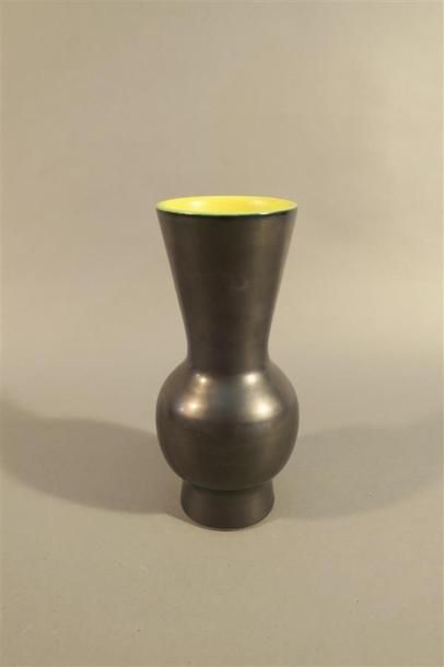 null Pol Chambost
Vase de forme balustre en céramique noire à glaçure jaune interne....