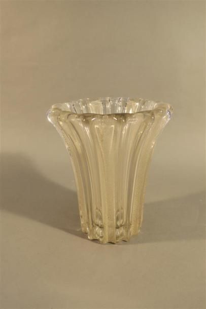 null Vase de forme conique en verre blanc à cotes verticales. 
Signé. 
H. 25 cm.