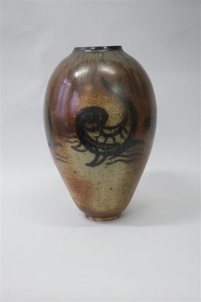 null Pierre Paulus (1881-1959). 
Vase en grès de forme ovoïde à décor d'animaux stylisés...