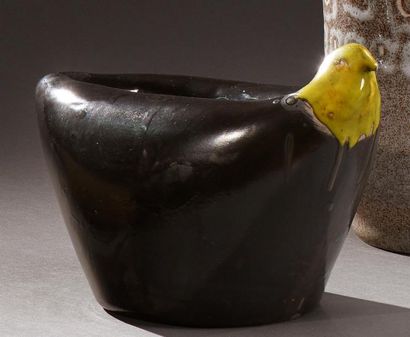 null Madoura
Coupe oblongue en céramique noire et jaune à décor d'oiseau stylisé....