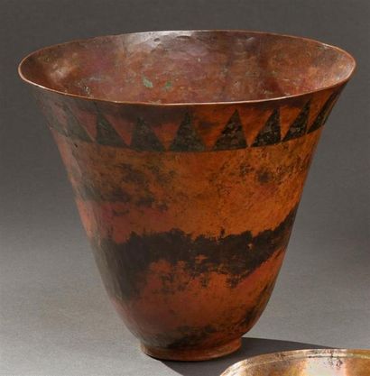 null Claudius Linossier (1893-1953)
Vase de forme conique en dinanderie à oxydations...